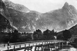 Sogge bru..Brua ble oppført i 1877 som er 60 meter lang mast