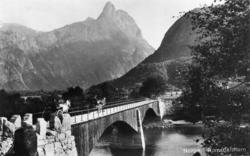 Sogge bru..Brua ble oppført i 1877 som er 60 meter lang mast