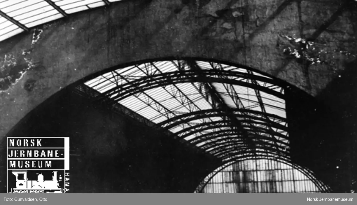 Detaljbilde av taket i toghallen på Bergen stasjon