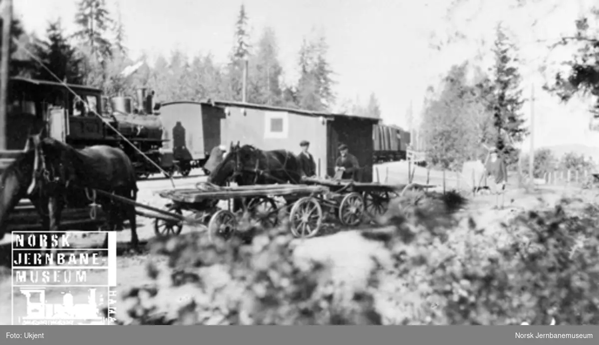 Smørstein-raset; tog og hester med vogner på Smørstein holdeplass