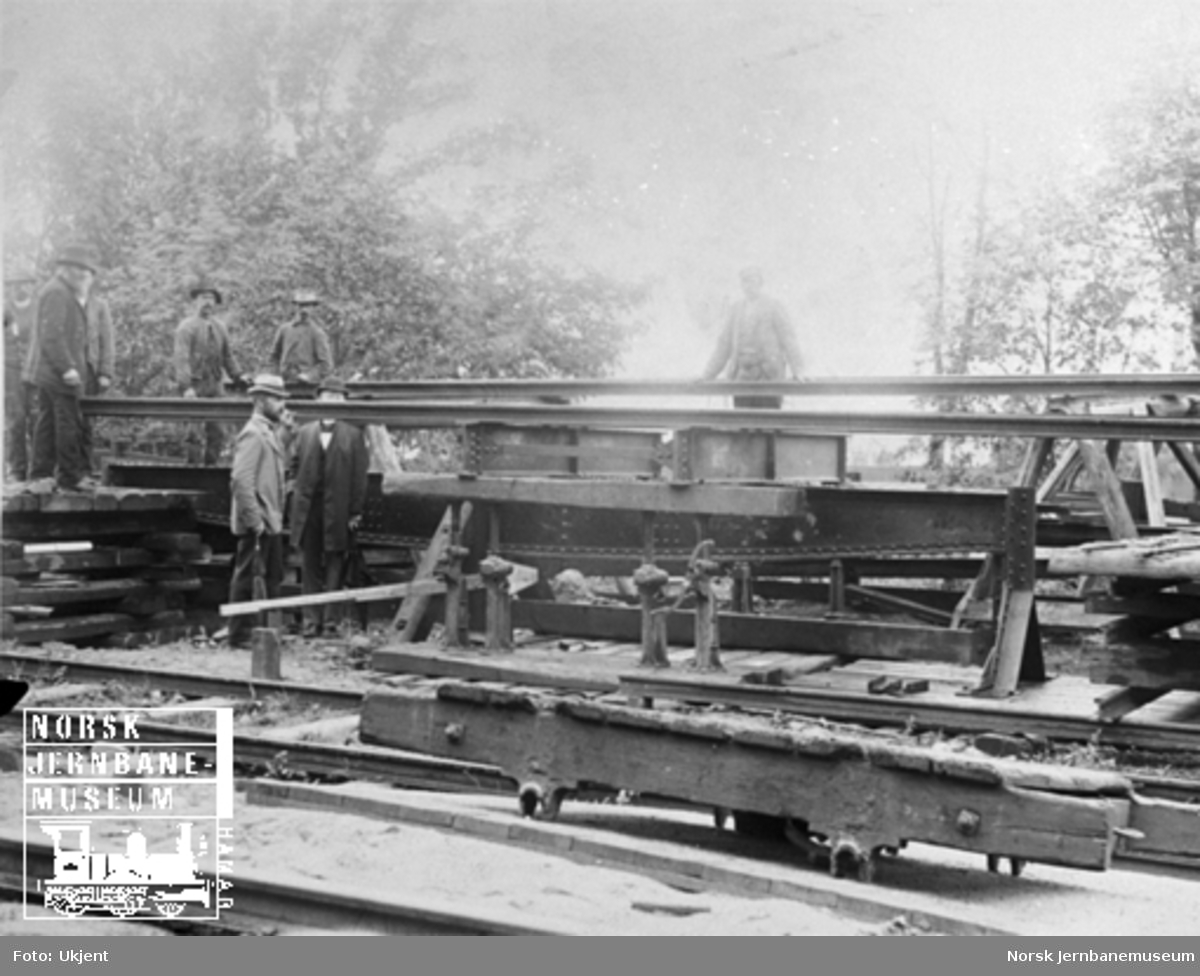 Arbeid med bruspenn eller svingskivebro, deler av gammel K-vogn i forgrunnen