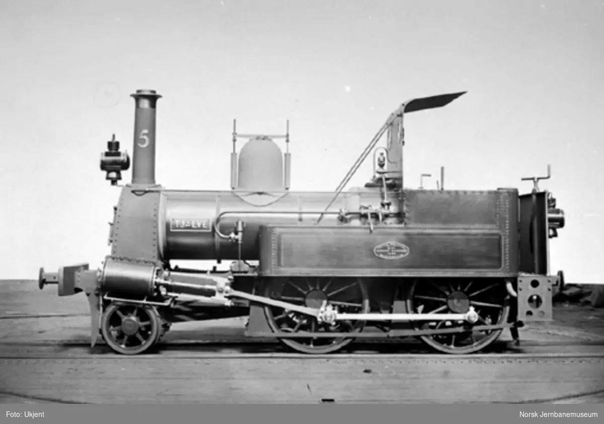 Leveransefoto av smalsporet damplokomotiv type III nr. 5 "Tjalve" til Randsfjordbanen