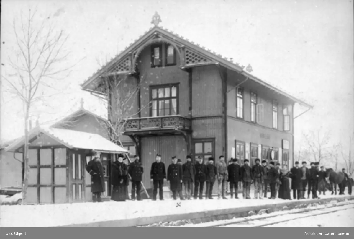 Personalet på Randsfjord stasjon oppstilt for fotografering foran stasjonsbygningen