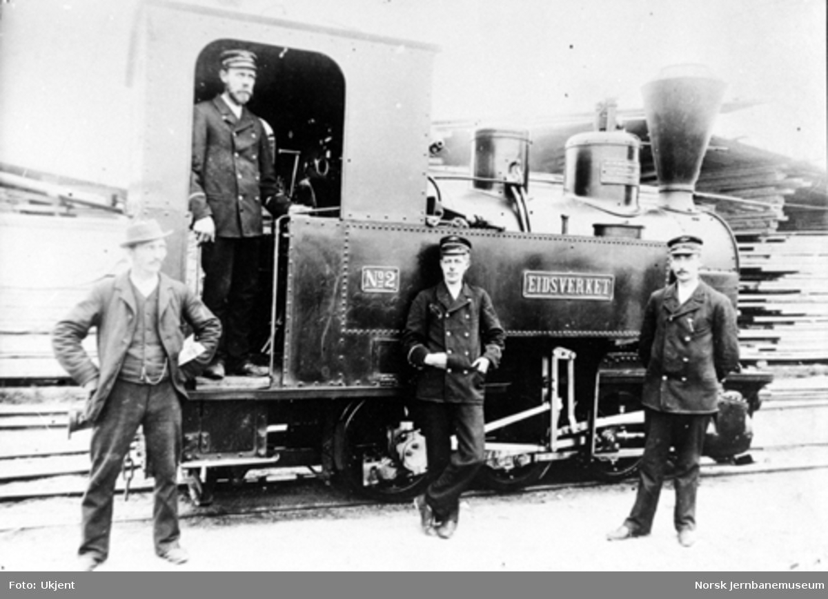 Urskog-Hølandsbanens damplokomotiv nr. 2 "Eidsverket" med personale foran lokomotivet