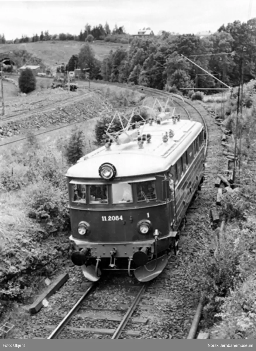 Elektrisk lokomotiv El 11 nr. 2084 under prøvekjøring øst for Asker, hvor det samtidig pågår arbeider med dobbeltsporet