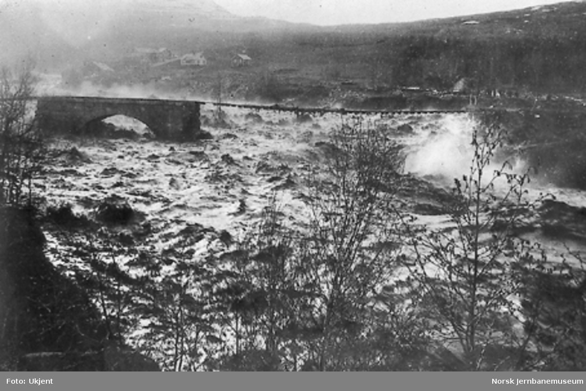 Skinnegangen ved Brusletto på Geilo, hvor jernbanefyllingen er vasket vekk etter dambrudd i Hoavsdalen og Bardøla rev med seg jernbanefyllingen