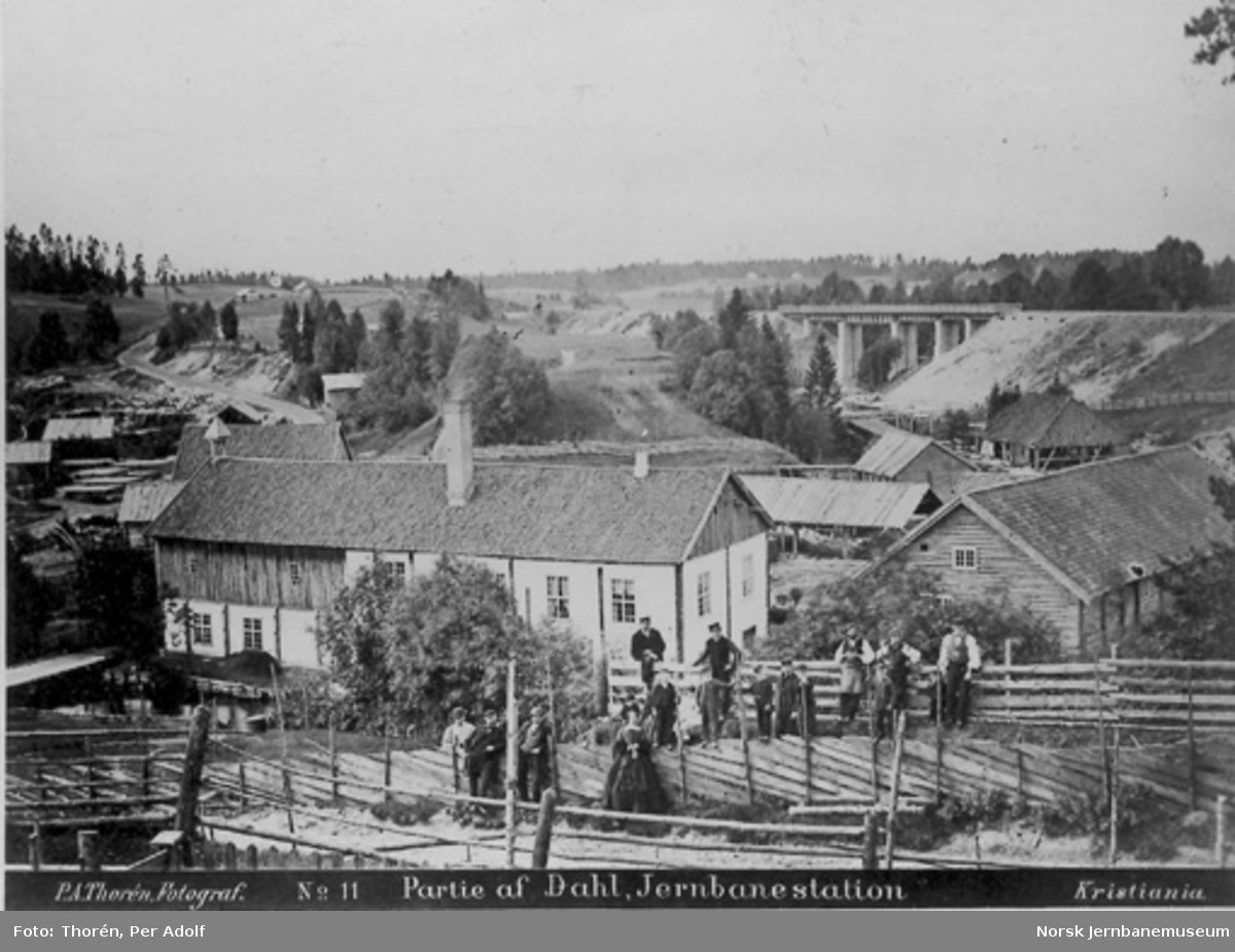 Dal med bebyggelsen og den nye Dal bru fra 1864 i bakgrunnen