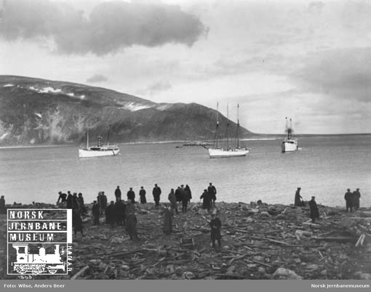 Svalbard med dampskip og seilskuter