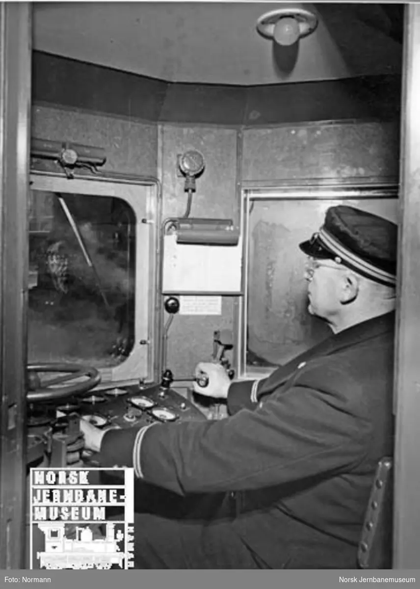 Lokomotivfører ved førerplassen i dieselmotorvogn type 86