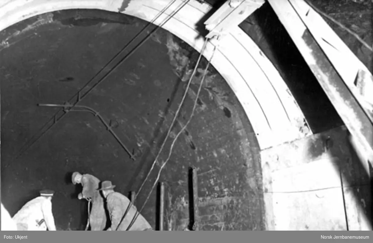 Lamellutmuring av tunneler : vegglamell trekkes fram for montering
