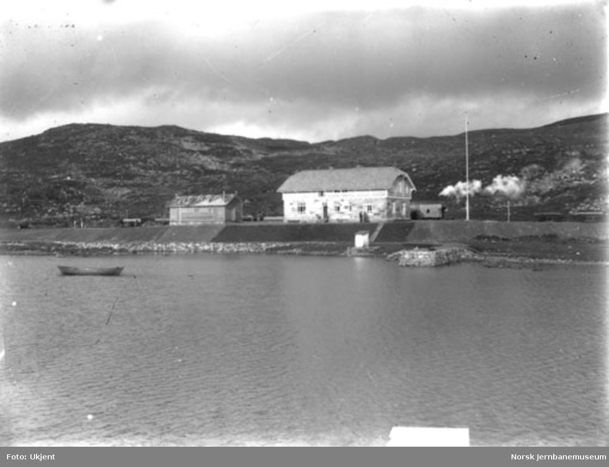 Haugastøl stasjon sett fra vannet