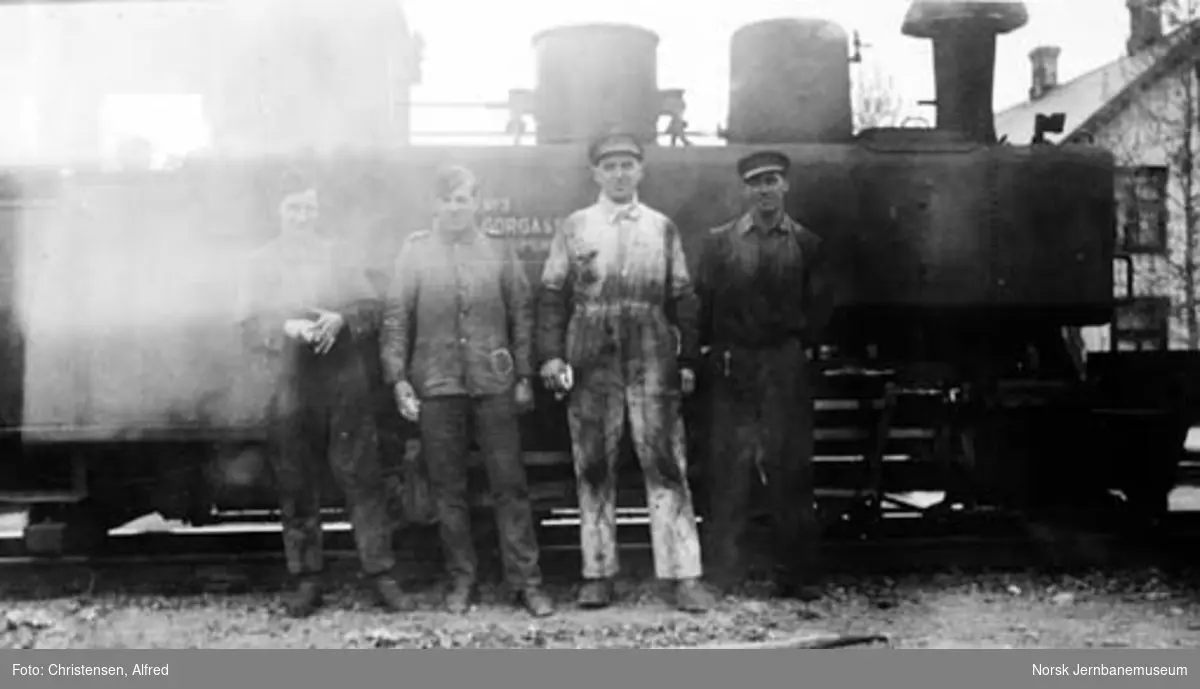 Ett av Thamshavnbanens Paul Gorgass-damplokomotiver, nr. 11-15, med lokomotivpersonalet