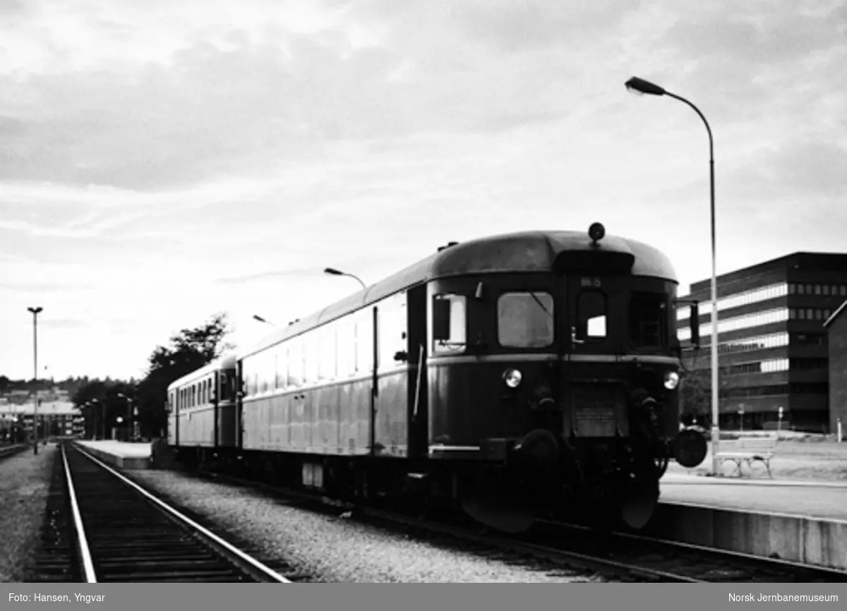 Persontog fra Trondheim, motorvognsett type 86, ankommet Steinkjer stasjon