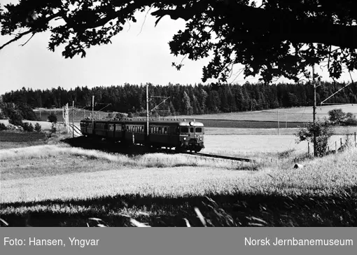Dobbelt motorvognsett type 68A i hurtigtog Halden-Oslo mellom Rygge og Råde