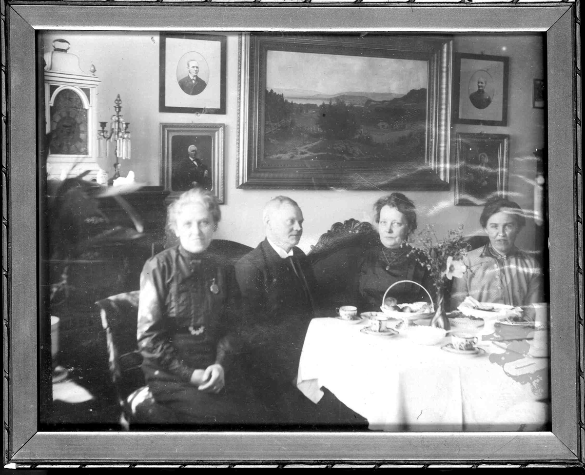 Interiør fra Kanten 1, fire personer ved kaffebord