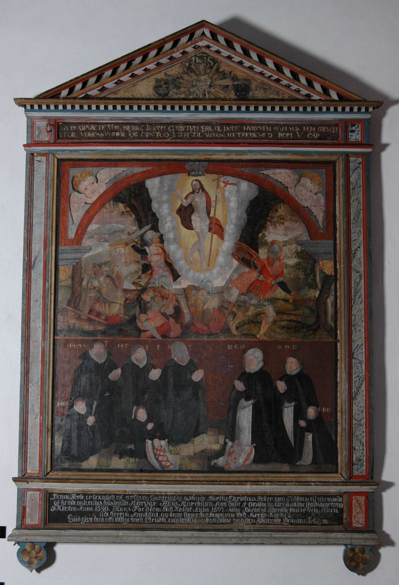 Portrett av Dorthe Christensdatter, hennes tre ektemenn og barn. Oppstandelsen med Kristus på vei opp av kisten. En stor sol på toppstykket. 