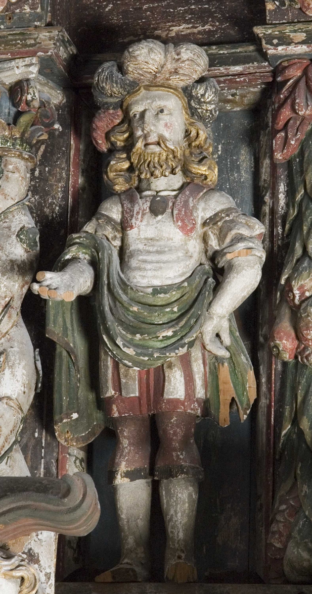 Nedenfra ser vi nattverden, den korsfestede Kristus flankert av Moses og Johannes, begravelsen, oppstandelsen og øverst Kristus som Salvator Mundi, Verdens Frelser. De fire figurene som holder hver sin bok, forestiller sannsynligvis de fire evangelistene. 