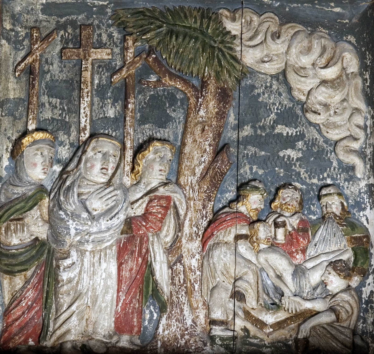 Nedenfra ser vi nattverden, den korsfestede Kristus flankert av Moses og Johannes, begravelsen, oppstandelsen og øverst Kristus som Salvator Mundi, Verdens Frelser. De fire figurene som holder hver sin bok, forestiller sannsynligvis de fire evangelistene. 