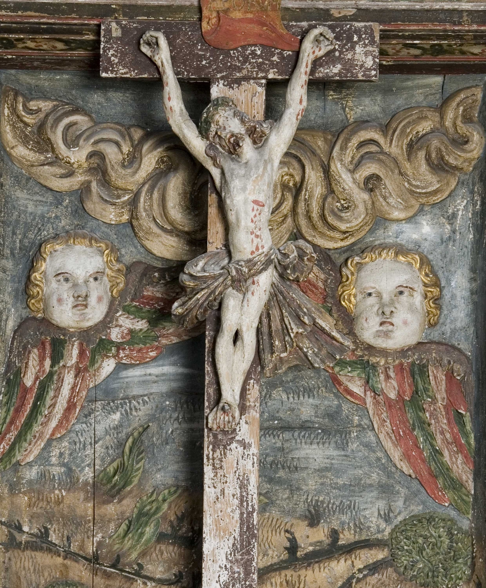 Nedenfra ser vi nattverden, den korsfestede Kristus flankert av Moses og Johannes, begravelsen, oppstandelsen og øverst Kristus som Salvator Mundi, Verdens Frelser. De fire figurene som holder hver sin bok, forestiller sannsynligvis de fire evangelistene. 