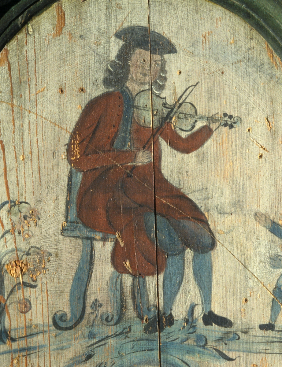 Øverst sittende spillemann og liten gutt, et par hånd i hånd og nederst blomstervase og blomster i brunt og blått. Baksiden stående mann i rød frakk. 