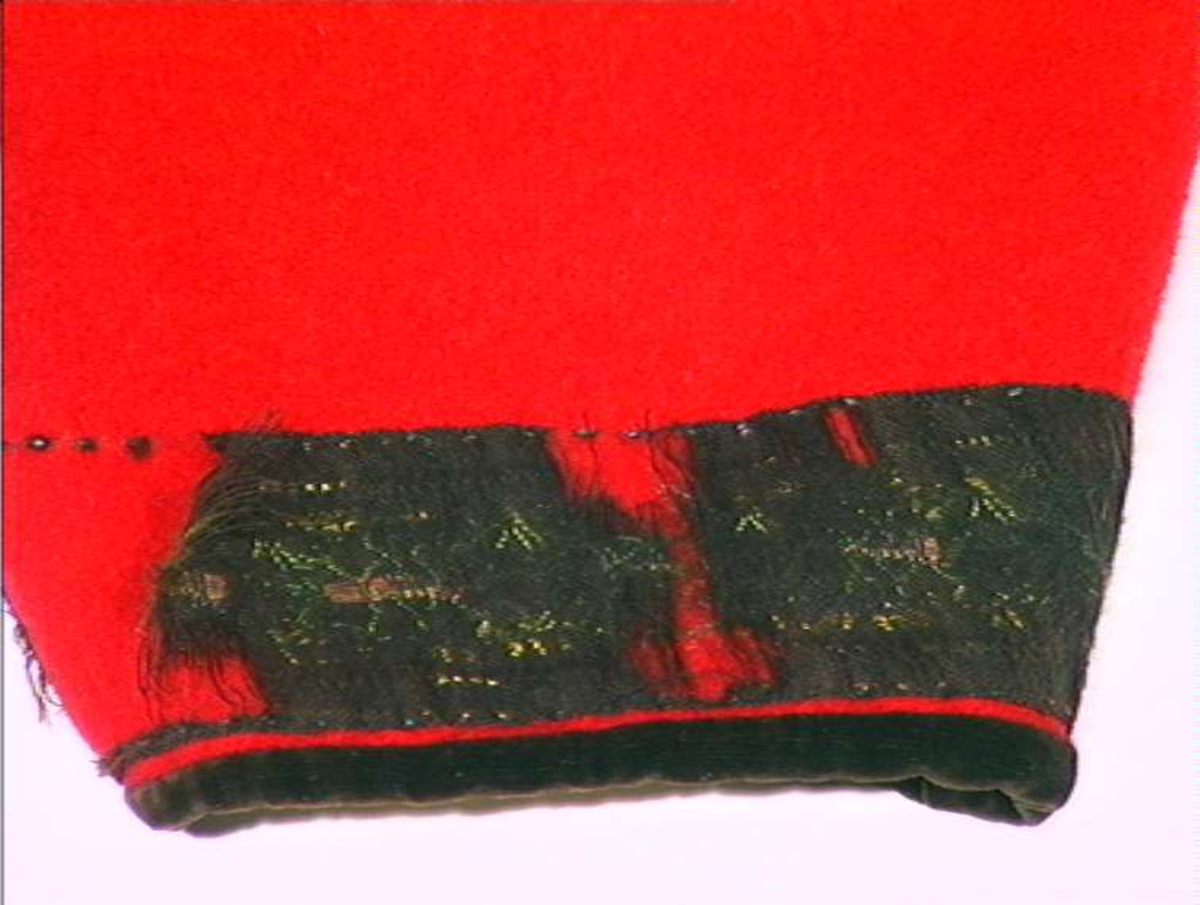 Raudtrøye brukt til kvinnedrakta i Aust-Telemark ca 1800-1850.