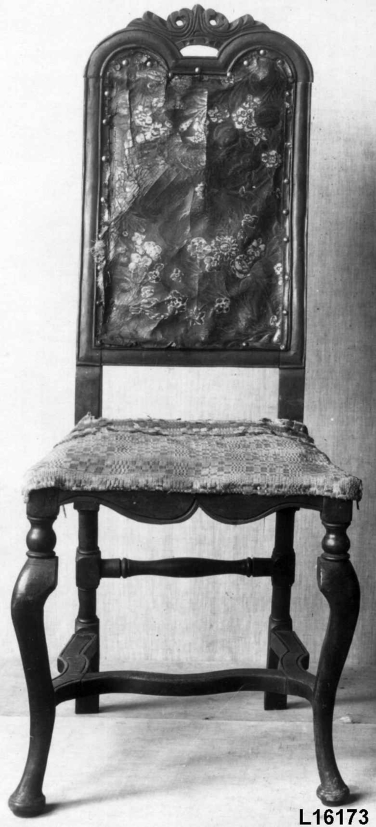 Senbarokk stol med gyldenlærtrekk i rygg og sekundært setetrekk i brodert ullvev