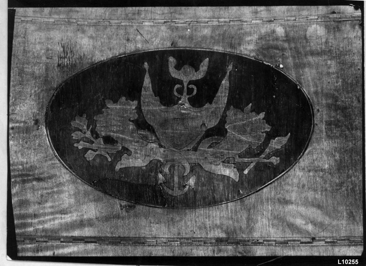 Ryggbrettet viser Bergens byvåpen med merkurstav og overflødighetshorn, flankert av Danebrog med løve- og flagget med unionsmerket.