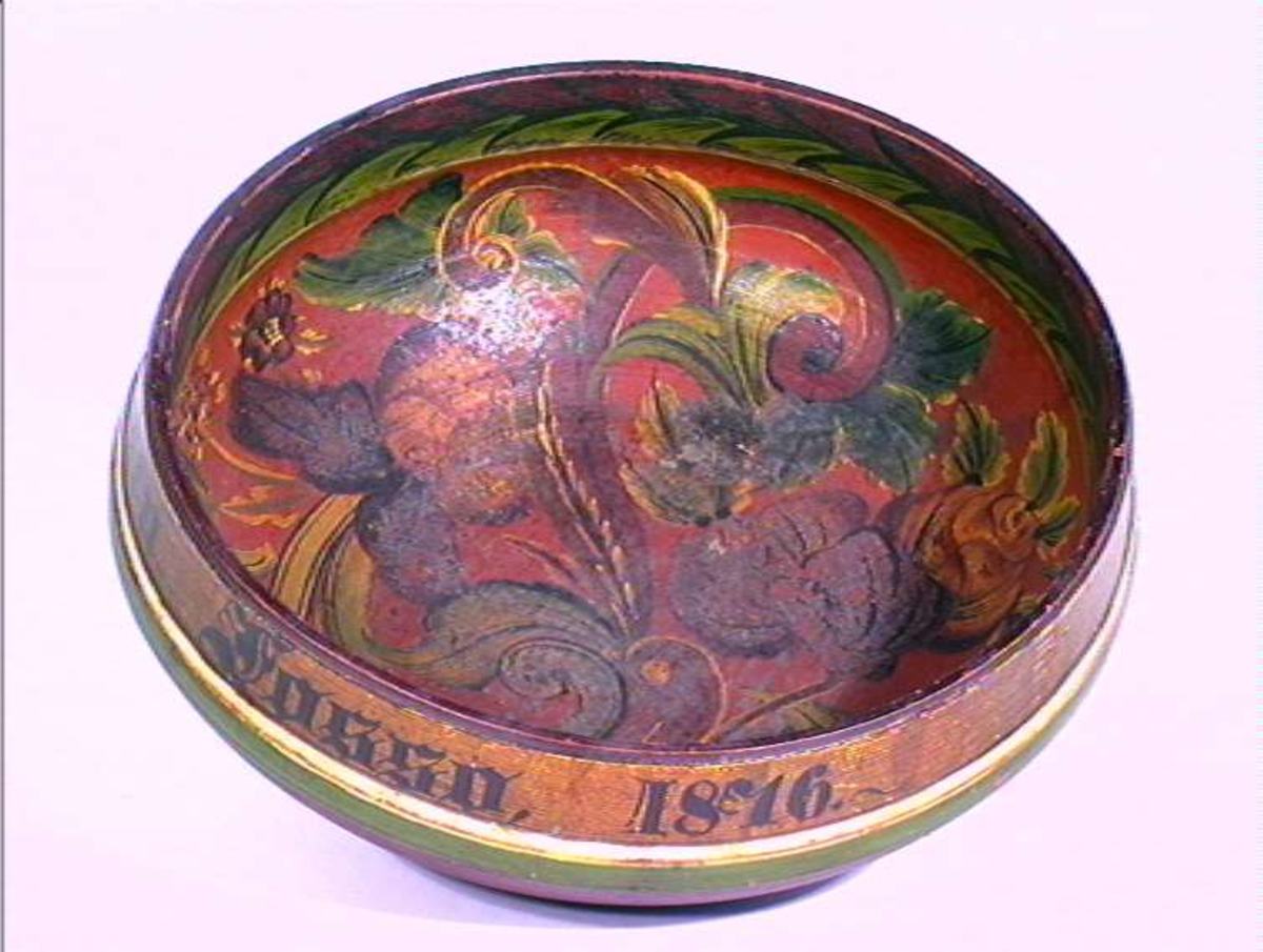 Bjørk, dreit, innbøyet bard, utvendig malt brun, grønn og gull, innvendig rosemalt på rød bunn, på bard malt: "Ole Østensen Fosso 1876".