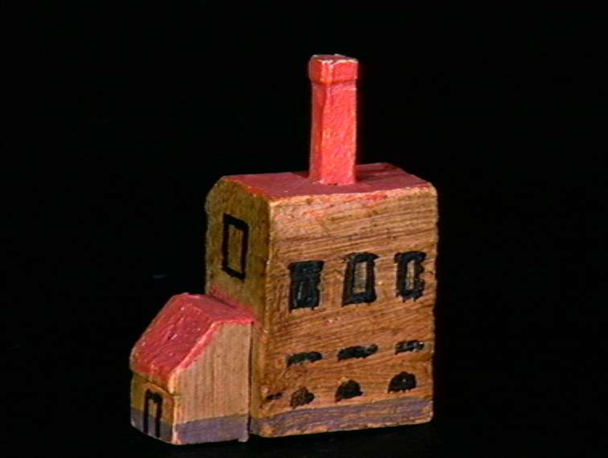 Sett med ca 200 leketøyhus laget av tre i forskjellige former og farger.