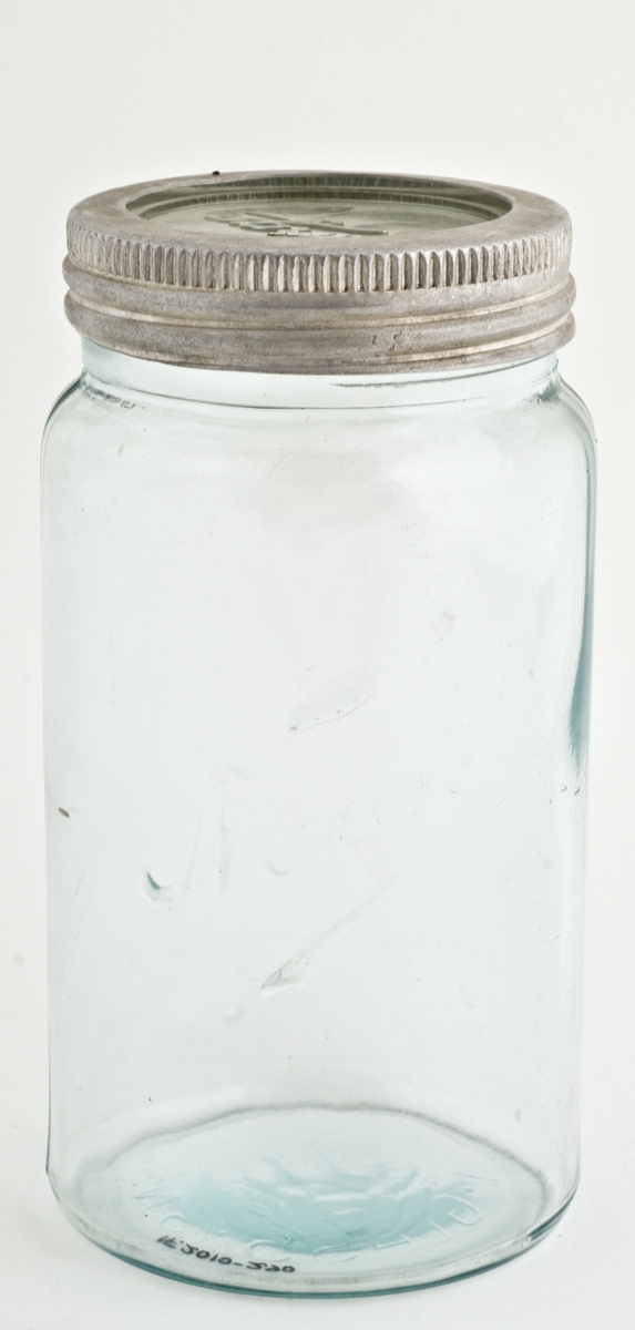 Norgesglass med glasslokk og skrukork av metall