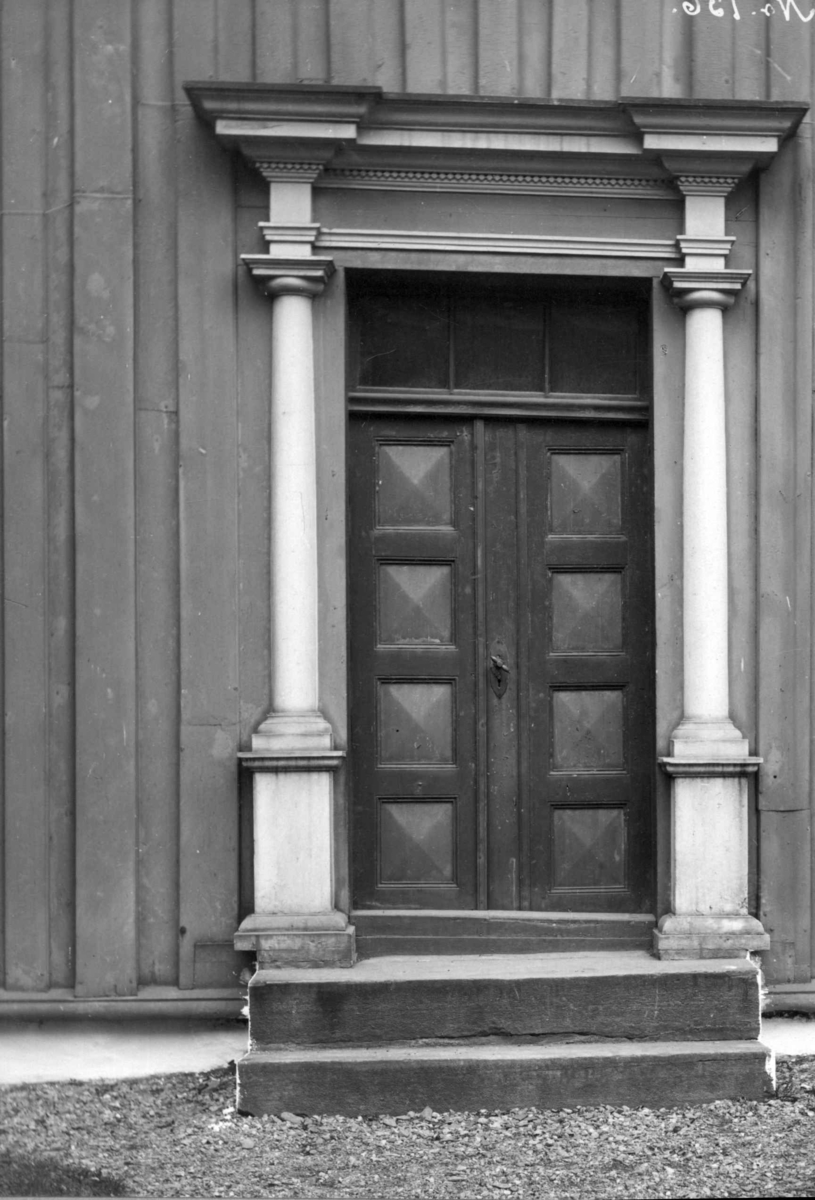 Dør i Chr. Johnsens vånegård (matrikkelnummer 31) i Vågen, Kristiansund 1912. Døren fører fra gårdsplassen inn i husets vestre fløy.