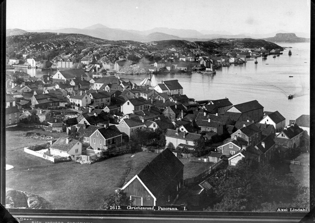 Panorama av Nordlandet, Kristiansund ca 1878-1890.
Del av panorama, jfr. NF.00693-052 og -149.