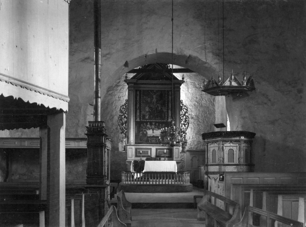 Interiør fra Kvinnherrad kirke ved Rosendal i Hordaland. Baronstolen til venstre, altertavle og prekestol.