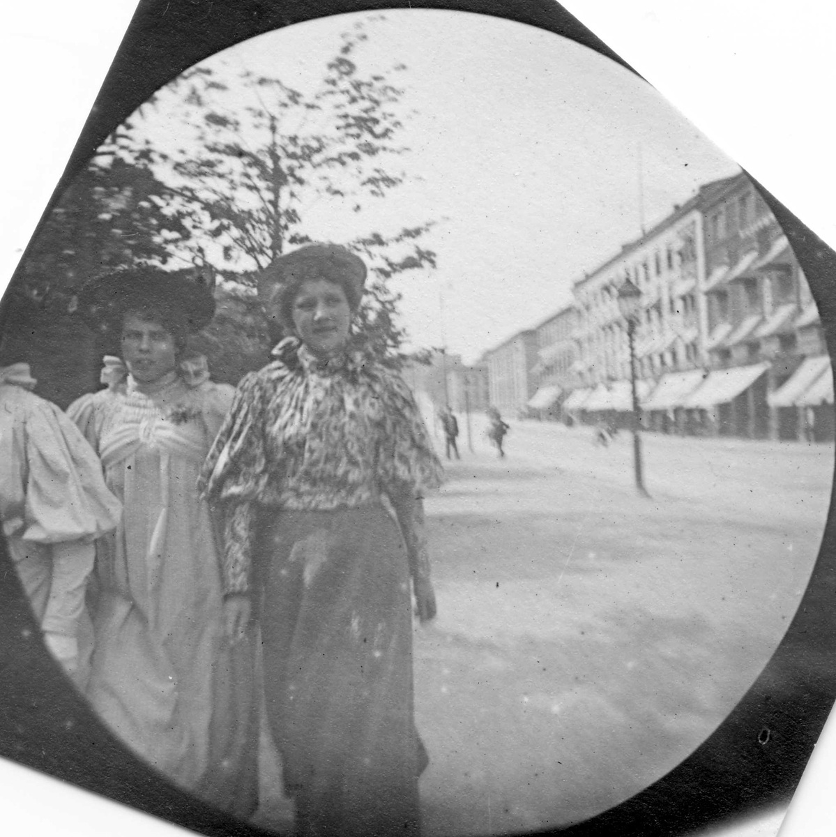 Tre kvinner med ant. frk. Engelschjøn i midten, spaserer langs Karl Johans gate, Oslo. Universitetet skimtes.