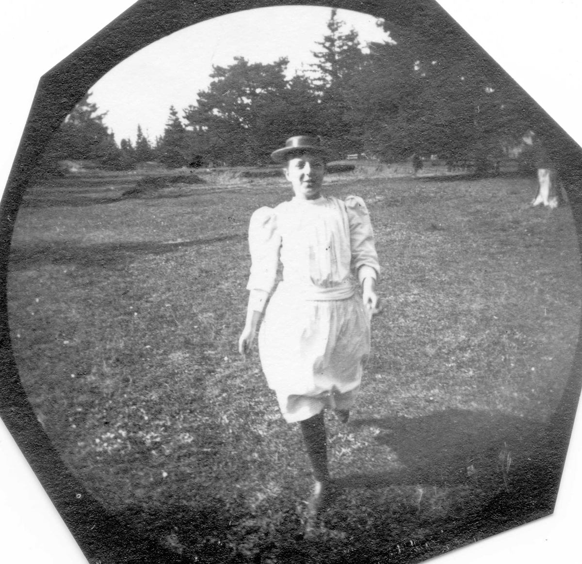 Betta Sommerfeldt, senere fru Fougner, med lys kjole på slette i skogen, Tjøme, Vestfold.