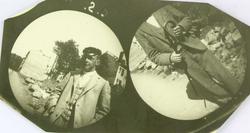 Carl Størmer står i gate med bygårder i ryggen. Bilde til hø