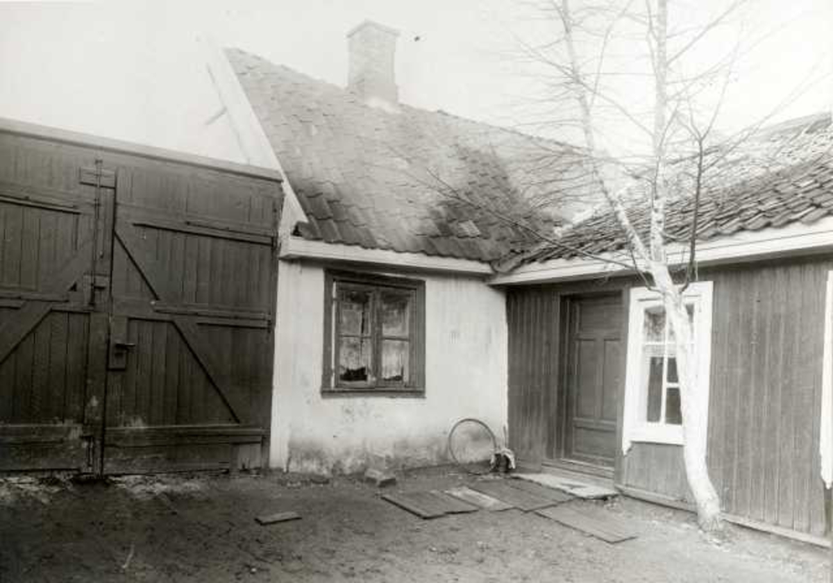 St. Halvards gate 75, Oslo. Huset og gårdsplassen med treport.