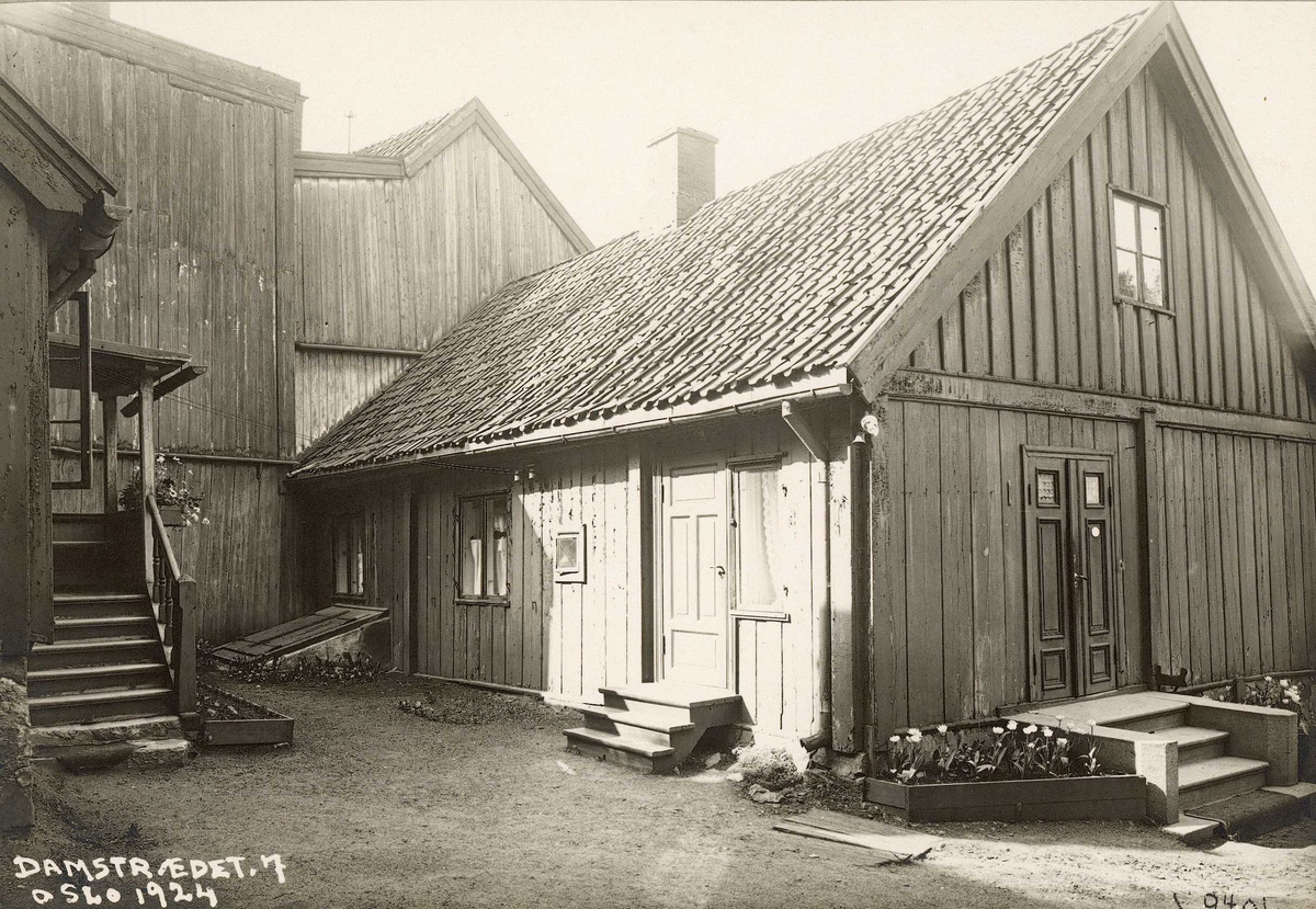Hus i bakgården til Damstredet 7, Hammersborg, Oslo. 1924.