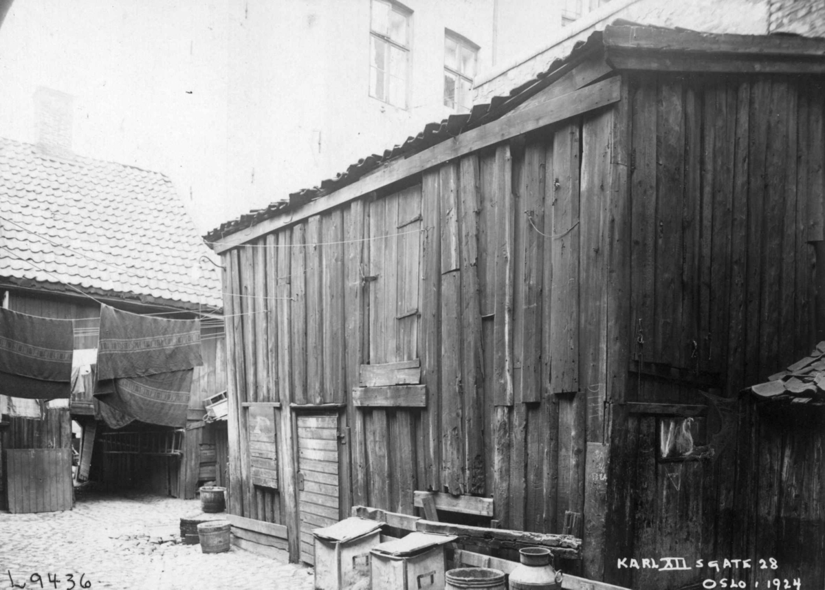 Karl XIIs gate 28, Oslo, 1924. Bakgård med uthus.