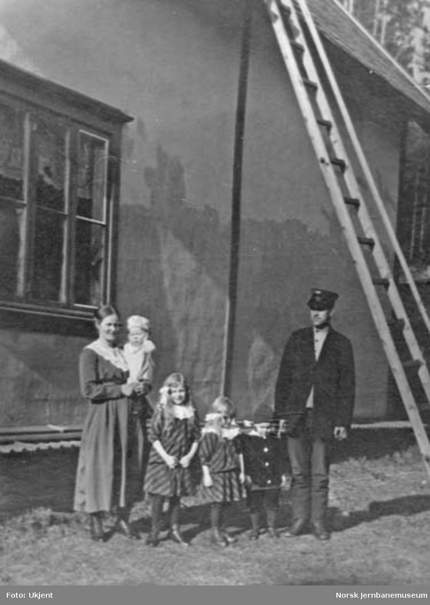 Banevokter Peder Alfred Johansen med familien utenfor Furuholmen vokterbolig