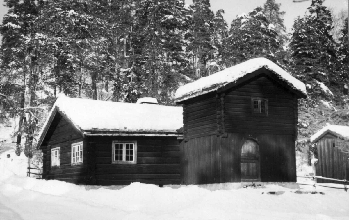 Østerdalstunet på Norsk folkemuseum (fotografert i 1937 eller før).
Barfrøstue fra Gammelstu, Trønnes i Stor-Elvdal.