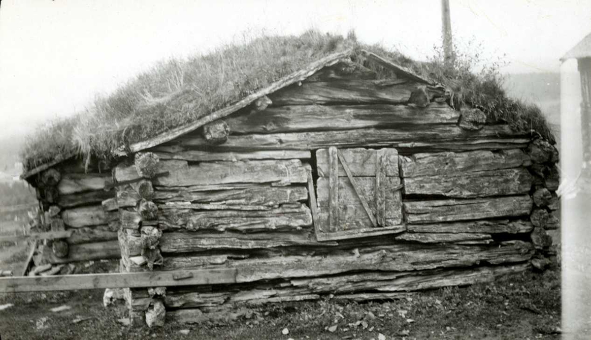 Engan, Os, Nord Østerdal, Hedmark 1941. Løe i tømmer med torv på taket. Nå på Norsk Folkemuseum.