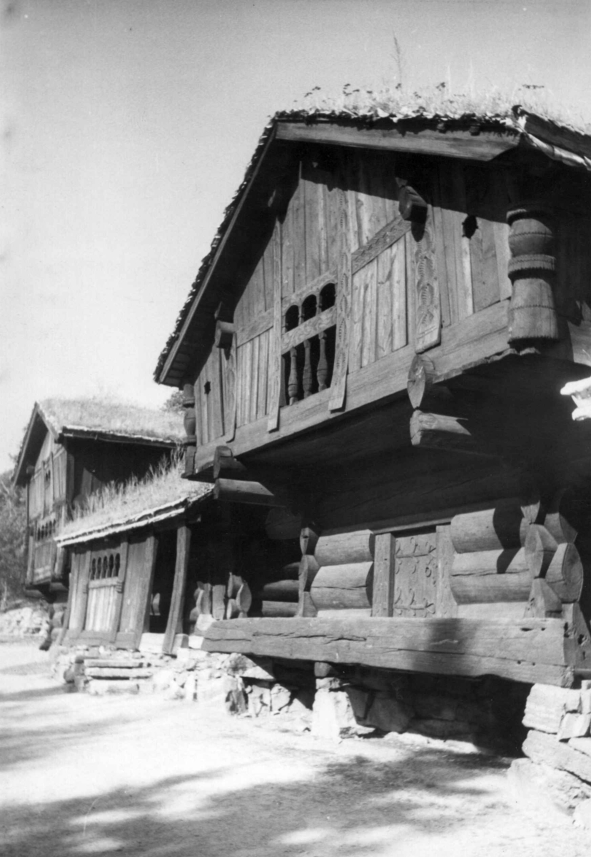 Setesdalstunet. Oseloftet til høyre. Lenger til venstre, Åmlidstua og Brottveitloftet fra Valle. 1942.