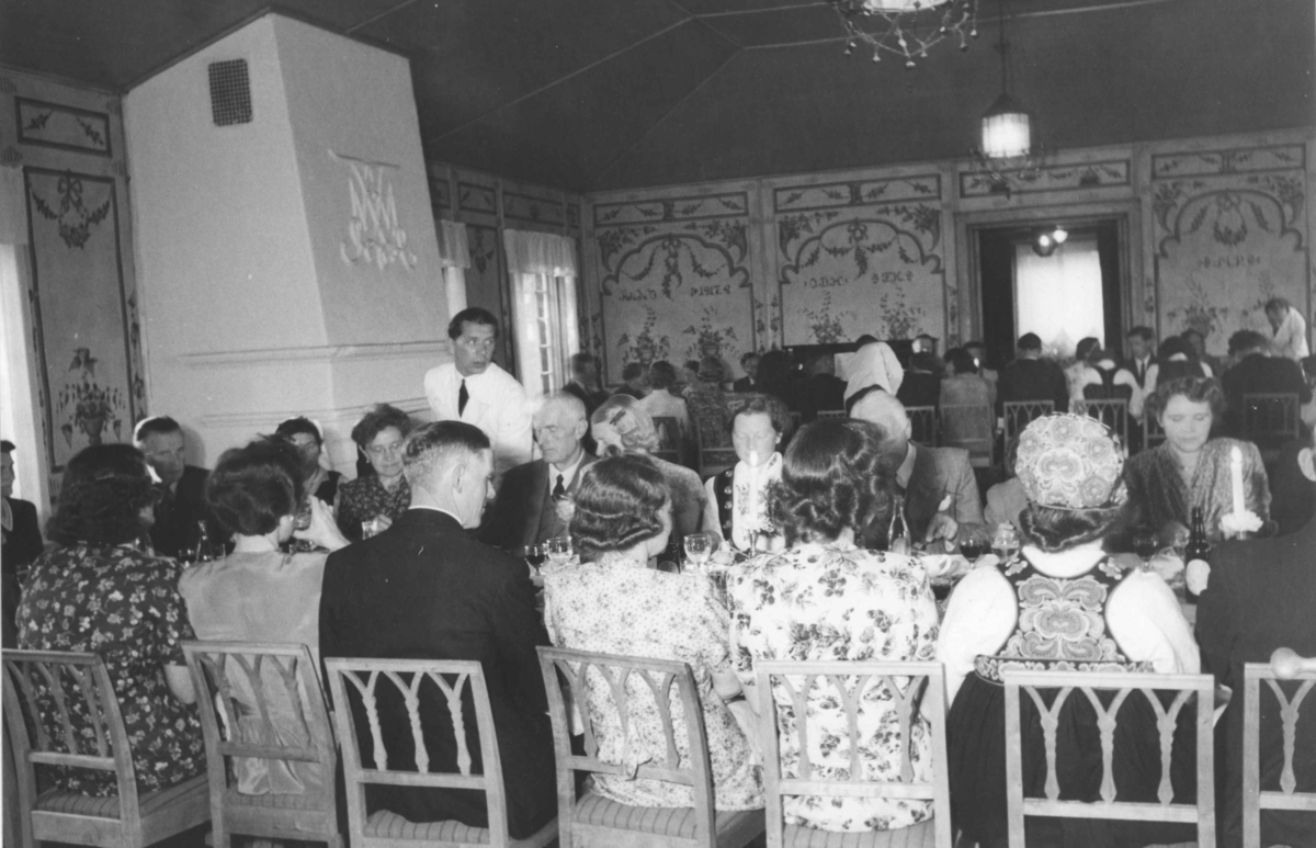 Fest på Restauranten, bygning nr. 344, for personalet i mai eller juni 1947.

