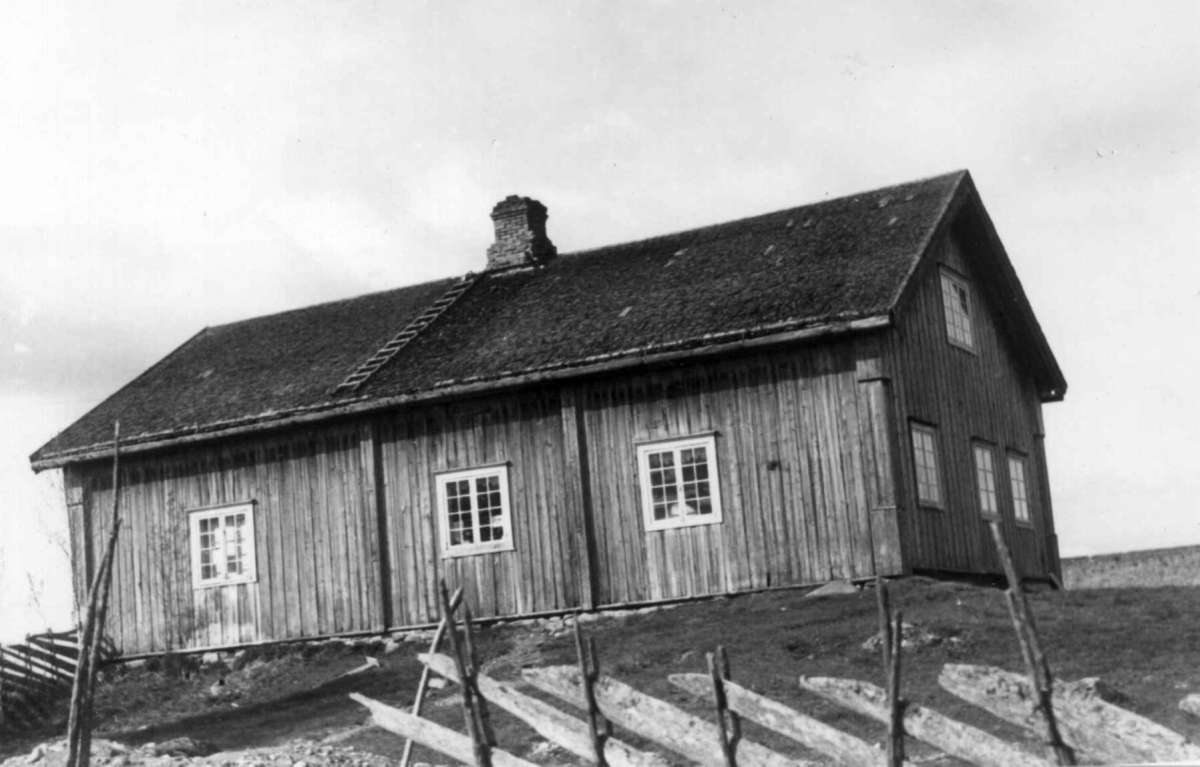 Tørberget, Gleditsch, Trysil, Hedmark 1950. Stua og skigard.