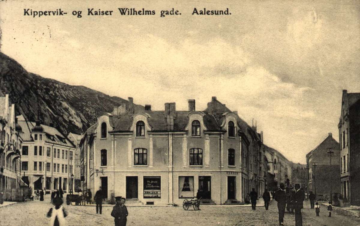 Postkort. Mennesker går i gaten hvor Kipervikgata og Keiser Wilhelms gate møtes ved Harald Trosviks plass, Ålesund. Stemplet 15.08.1907.
