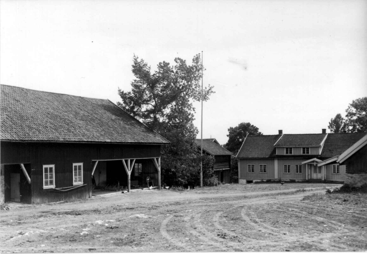 Øverland, Bærum, Akershus 1952. Hovedhus, stabbur og uthus. Sett fra gårdsplassen. Fra dr. philos. Eivind S. Engelstads storgårdsundersøkelser.
