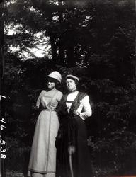 Dobbeltportrett, Sveits.To kvinner stående utendørs.
Ant. f