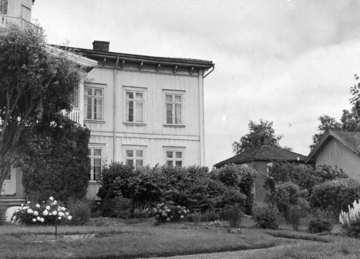 Fosser, Aurskog-Høland, Akershus. Huset bygget 1853 med tårn etter mønster av skotsk bygg. 
Fra dr. Eivind S. Engelstads storgårdsundersøkelser 1954.