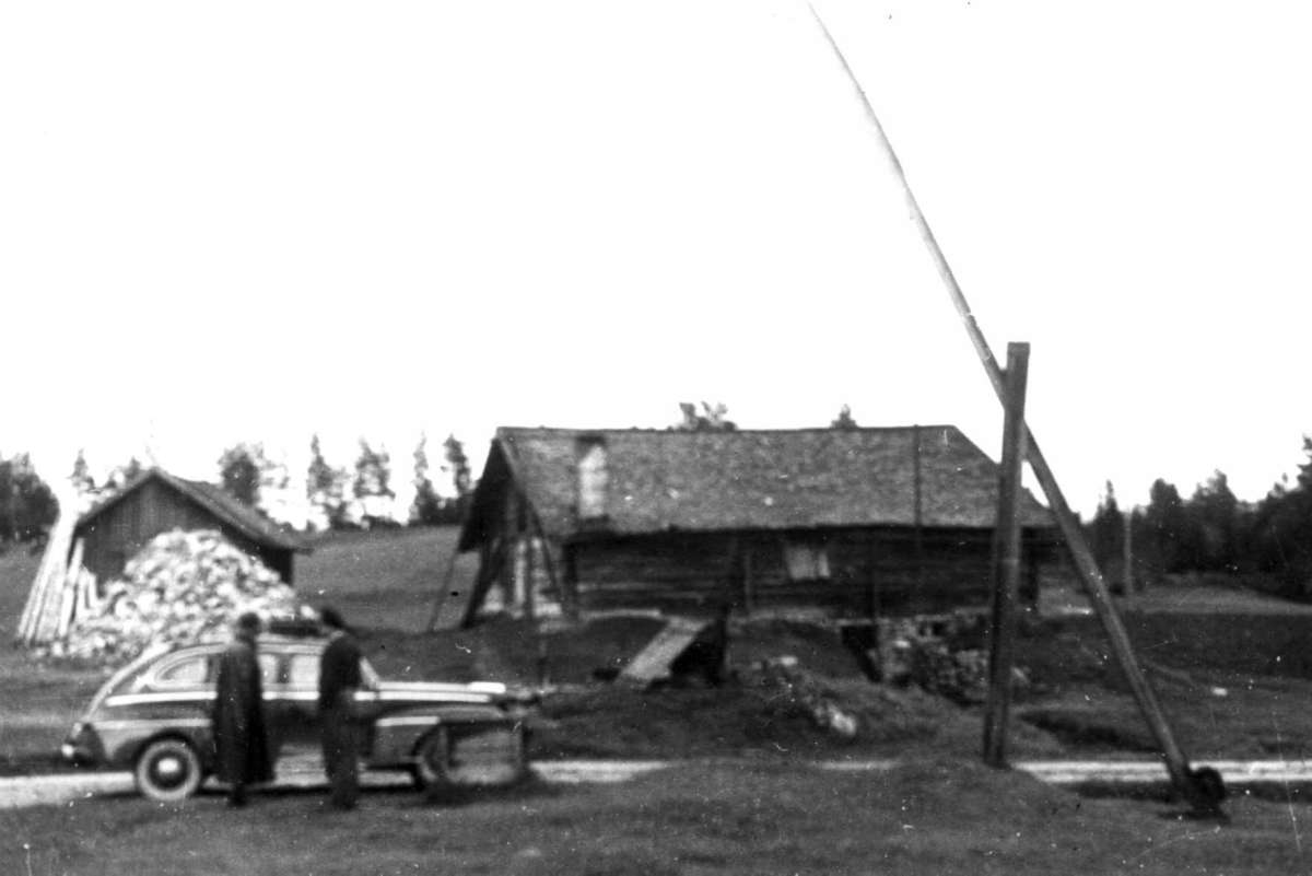 Flermoen, Trysil, Hedmark mai 1950. Stue, uthus og vei med bil.